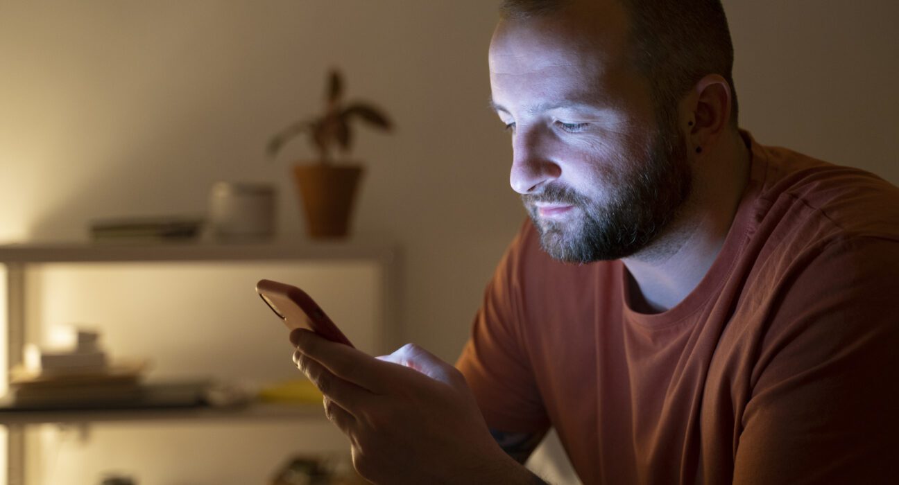 Koriscenje telefona u mraku napreze oci